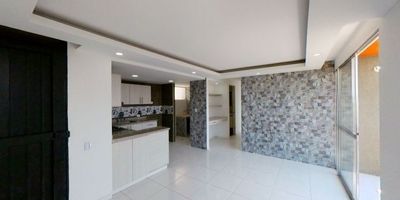 Venta de apartamento sur con parqueado propio y ascensor de 62m2, con vista exterior, ubicado en un 6to piso (Torre ), acceso por ascensor, parqueadero propio . Consta de 3 habitaciones, 2 baños, sala comedor, cocina integral, balcón y zona de lavandería. Tiene piso cerámico en todas sus zonas. El conjunto cuenta con zonas verdes, zona para niños, salón social, piscina y vigilancia privada las 24 horas. Cerca a centro comercial Caney Plaza; cerca a almacenes de cadena D1 y Ara; cerca a colegio Los Almendros; cerca a paradas del MIO; Vías de acceso por la Carrera 83C y Calle 56.