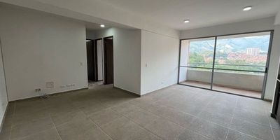 Codigo 29056. Apartamento en arriendo ubicada en Bello sector Santa AnaCaracterísticas: • 3 habitaciones (principal con vestier) • 2 baños completos • Sala y comedor independientes • Cocina integral abierta con cubierta a gas, campana y mesón en granito • Zona de ropas • Balcón con vista e iluminación natural • Parqueadero sencillo y cuarto útil • Red de gas y servicios públicosDescripción: Descubre este acogedor apartamento en un conjunto moderno de Bello con excelente conexión a transporte, comercio y entretenimiento. Su diseño funcional y acabados en cerámica brindan confort y frescura, mientras que su cocina abierta y el balcón crean un ambiente ideal para disfrutar en familia. Perfecto para quienes buscan vivir con estilo en un entorno tranquilo y completo.Entorno: – A pocos minutos del Centro Comercial Fabricato y la estación Bello del Metro – Cercano a la Autopista Norte, rutas integradas y barrio Obrero – Acceso fácil a colegios, supermercados y parques residencialesZonas comunes: Portería 24 horas y diurna, lobby, coworking, gimnasio, salón social, piscina para adultos y niños, sauna, turco, jacuzzi, parque infantil, salón de juegos para niños y adultos, salón de yoga o meditación, zona BBQ, huerta, cancha recreativa, zonas verdes, minimercado interno y parqueadero de visitantes.Nota: El propietario acepta mascotas. 