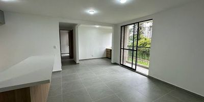 Cómodo apartamento para estrenar en excelente ubicación unidad cerrada y con portería  cerca a servicios básicos, cuenta con 3 habitaciones, 2 baños completos, sala comedor , cocina integral y zona de ropas. 
 la unidad tiene piscina, salon social, parque infantil, gimnasio.
quieres saber mas detalles de este apartamento?! 
contactanos para brindarte toda la  información.