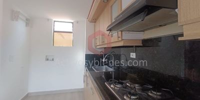 Apartamento dúplex en arrendamiento con un área de 30mt² cuenta con una sola alcoba con closet, cocina integral, sala pequeña y un baño. Las imágenes de muebles, enseres, decoración y demás elementos son una referencia. Arrienda Activos y Bienes, Inmobiliaria experta en administración, arrendamiento y venta de apartamentos, casas, locales, bodegas y oficinas en el Oriente Antioqueño, Medellín y toda el área Metropolitana.