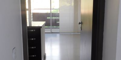 El apto consta de 3 habitaciones, 2 baños, sala comedor, cocina integral, zona de ropa, parqueadero, ascensor, vigilancia 24/7, full zona social, excelente ubicación.