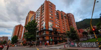 Hermoso apartamento con vista interior, ofrece un cómodo  espacio, ubicado cerca a la universidad Javeriana, cuenta con vías de acceso a la cra 7, calle 45, cercano a supermercados y estaciones de TM