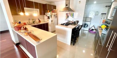 PRECIO DE ARRIENDO 12 MILLONES CON ADMON. Arrendamos apto SIN MUEBLES de 182m más 10m de terraza y un balcón de 4m. Consta de 3 habitaciones cada una con baño, baño social y baño de empleada. Zona social amplia con terraza, cocina abierta, zona de lavanderia independiente.Estudio o family room con salida a un balcón. Club house gimnasio, piscina, turco, sauna, Tennis, squash, golfito, simulador de golf. Dos Parqueaderos independientes y depósito muy amplio.
