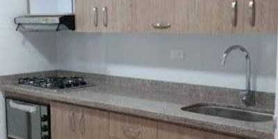 Apartamento en Renta – Robledo, Medellín Área: 55 m² aproximadamente 3 habitaciones con closet 2 baños Cocina integral Red de gas Zona de ropas Calentador Piso en cerámica Balcón y ventanal Unidad cerrada con parqueadero y zonas comunes. Excelente ubicación en Robledo, cerca de todo lo que necesitas.