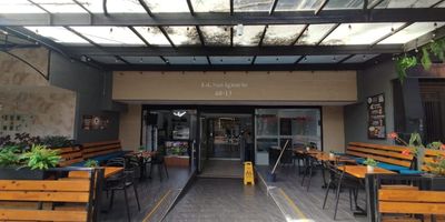 Alberto Alvarez ofrece en arriendo Moderna oficina situado en el sector de Suramericana cerca a la calle Colombia, en el cual se ha consolidado una masiva propuesta hotelera y gastronomica, su ubicacion asegura un facil acceso y una rapida movilidad, cuenta con una excelente facilidad de transporte publico y permite acceder a una amplia variedad de oferta comercial, gastronomica, institucional, educativa y de diferentes servicios. Su proximidad a vias arterias como la calle Colombia, la carrera 65 y la autopista regional permite desplazarse con facilidad a cualquier punto del area metropolitana y regiones cercanas. Que esperas para contactarte con nuestros asesores?