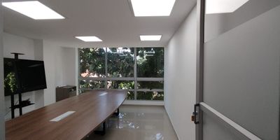 Alberto Alvarez ofrece en arriendo Moderna oficina situado en el sector de Suramericana cerca a la calle Colombia, en el cual se ha consolidado una masiva propuesta hotelera y gastronomica, su ubicacion asegura un facil acceso y una rapida movilidad, cuenta con una excelente facilidad de transporte publico y permite acceder a una amplia variedad de oferta comercial, gastronomica, institucional, educativa y de diferentes servicios. Su proximidad a vias arterias como la calle Colombia, la carrera 65 y la autopista regional permite desplazarse con facilidad a cualquier punto del area metropolitana y regiones cercanas. Que esperas para contactarte con nuestros asesores?