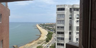 Edificio Puerto Azul, Bocagrande.
117m2, Piso 11, exterior, linda vista a la bahía y al mar. 3 alcobas o 2 y estudio, 3 baños. Sala comedorCBS, cocina abierta y Zona lavandería. Cuarto y baño de servicio. Un parqueadero
Edificio con portería 24 horas, piscina con vista al mar