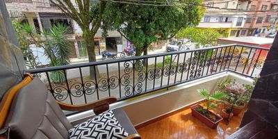 VENTA CASA EN ENVIGADO – CERCA POLIDEPORTIVO NIVEL 2
Esta propiedad está ubicada en el sector Primavera.

Características principales:
    •    Área construida: 112 M2
    •    Piso: 2
    •    Antigüedad: 35 años
    •    Estrato: 2
Distribución y espacios:
•	4 amplias con closet
•	3 baños
•	Amplia zona social para sala, comedor y/o estudio, biblioteca o comedor auxiliar con excelente iluminación natural
•	Cocina integral abierta.
•	Patio
•	Zona de ropas muy ventilada
•	Espacio para habitación de servicio
Valores:
    •    Precio de venta: $ 520 millones
    •    Impuesto predial anual aprox: $ 1´800.000
    •    Servicios super económicos
Cerca de: Restaurantes, centros comerciales, excelente transporte publico.
Nota: Es estrato 2 porque está cerca al polideportivo de envigado.

Llámanos que con gusto te atenderemos.