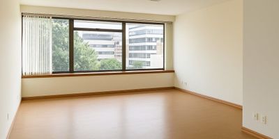 Se vende Oficina Edificio Vicente Uribe, Medellin, en edificio, estrato comercial, con un área de 54 m2, espacio abierto, 1 baño, parqueadero privado, piso en madera, ideal para oficina, almacén entre otros, buen transporte público, sobre la Av. Oriental, cerca del CC. Camino Real,