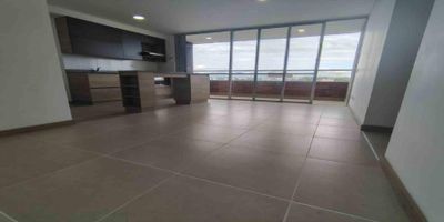 Codigo 28960. Apartamento en arriendo ubicado en Rionegro sector Clínica SomerCaracterísticas• 2 habitaciones (principal con vestier y baño privado)• 2 baños completos• Sala comedor con acceso a balcón• Cocina integral abierta con cubierta a gas, campana extractora y mesón en granito• Zona de ropas independiente• Parqueadero sencillo y cuarto útil• Red de gas y servicios públicos completos• 69 m² construidos – 1 nivel• Piso 15 – Vista panorámica• Estado: Nuevo, para estrenarDescripciónEste moderno apartamento ofrece una excelente combinación entre confort, diseño y ubicación estratégica en Altos de la Pereira, Rionegro. Sus amplios espacios interiores cuentan con acabados de alta calidad: pisos laminados en las habitaciones, cerámica en baños y una cocina abierta con mesón en granito que se integra a la zona social, ideal para compartir en familia o con amigos.Su balcón permite disfrutar de la tranquilidad del entorno, mientras que las zonas comunes brindan una oferta completa de bienestar, entretenimiento y deporte.EntornoUbicado en un sector residencial de alta valorización, a pocos minutos caminando de la Clínica Somer, el Patinódromo, el Estadio Alberto Grisales, City Médica y el Centro Comercial San Nicolás.A solo minutos en vehículo de Llanogrande, el Parque Principal de Rionegro, el Centro Comercial Jardines Llanogrande, la Universidad EAFIT y el Aeropuerto José María Córdova.Zonas comunesPortería 24 horas, lobby, coworking, parque infantil, salón de juegos para niños, cancha múltiple, gimnasio, salón social, zona BBQ, piscinas para adultos y niños, sauna, turco, zona de mascotas y parqueadero de visitantes.Nota: El canon incluye administración. Se permiten mascotas. Entrega inmediata.Agenda tu visita con Grupo Santamaría y descubre el lugar ideal para vivir en Rionegro.