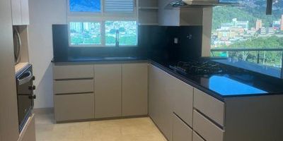 COD 7640
Pent-house en Medellín Conquistadores, consta de 200 metros, 3 alcobas más 1 de servicio, 4 baños, 2 closet, 1 Vestier, cocina integral, sala, comedor, 2 terrazas de 50 Mts. 
Muy buena ruta de transporte