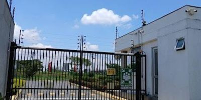 HERMOSA CASA DE DOS PISOS DISPONIBLE PARA ALQUILER, EN EXCELENTE UBICACIÓN, CONSTA DE PARQUEADERO PRIVADO SEMICUBIERTO, ANJARDÍN LATERAL, BAÑO SOCIAL, SALA-COMEDOR, AMPLIO PATIO TRASERO, COCINA INTEGRAL CON GABINETES EN LA PARTE SUPERIOR E INFERIOR, ZONA DE LAVADO, EN EL SEGUNDO PISO BAÑO DE HABITACIONES, TRES HABITACIONES TODAS CON CLOSET Y LA PRINCIPAL CON BAÑO PRIVADO, LIDOS ACABADOS EN TODA LA CASA, EL CONDOMINIO CUENTA CON ZONAS COMUNES PARA EL ESPARCIMIENTO FAMILIAR, COMO PISCINA PARA ADULTOS Y PARA NIÑOS, TURCO, SALÓN SOCIAL, PARQUE INFANTIL, CANCHAS MULTIPLES, GIMNASIO, PARQUEADERO DE VISITANTES, VIGILANCIA 24 HORAS. DISPONIBILIDAD INMEDIATA.