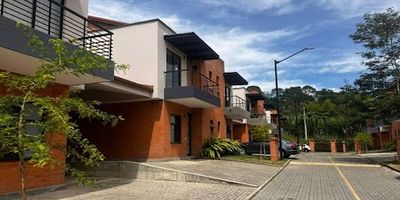 HERMOSA CASA EN ARRIENDO EN MUKAVA DEL VALLE!!  ubicada en cerritos, uno de los sectores de más alta valorización y crecimiento, en una zona residencial y comercial cerca colegios, universidades, centros comerciales, supermercados; esta hermosa casa cuenta con 163m2 distribuidos en 3 habitaciones con closet y aire acondicionado, principal con baño, vestier y balcon; 2 baños, sala comedor, cocina integral,  patio, zona de ropas, y parqueadero para 3 vehiculos, hermosos acabados; el conjunto cuenta con excelentes zonas sociales piscina para niños y adultos, gimnasio, salón de coworking, cancha sintética, sendero de trote, juegos infantiles, seguridad y vigilancia 24/7...  CONTACTANOS YA !! 