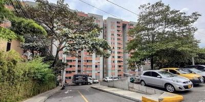 Apartamento para arriendo en excelente estado, ubicado en zona residencial del municipio de Envigado, sector campestre, apartamento con vista a amplias zonas verdes a reserva natural, esta cerca a la escuela San Rafael y a la cancha sintetica de San Rafael, supermercados, tiendas, Zona de facil acceso por medio de rutas de transporte publico que integran al metro. Que esperas para agendar tu cita uno de nuestros asesores espera por ti.