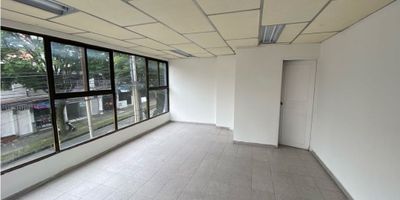 Tu negocio merece un espacio con visiónUbicado en un segundo piso con vista a la calle, este local/oficina es el lugar perfecto para hacer crecer tu empresa o darle vida a ese proyecto que sueñas. Cuenta conExcelente iluminación natural Baño privadoEspacio funcional y moderno Ideal para atención al público o vitrina comercialA solo minutos del centro de PereiraUn espacio pensado para emprendedores, profesionales y empresas en crecimiento que buscan un lugar con proyección, visibilidad y ubicación estratégica.Haz que tu negocio tenga la presencia que merece.Agenda tu cita hoy mismo y descubre el lugar donde tus ideas pueden despegar.