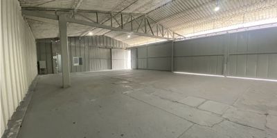 Bodega Estratégica en Arriendo en la Zona Industrial de Maltería

Oportunidad clave para operaciones logísticas y de almacenamiento en el corazón industrial de Manizales. Ideal para empresas que requieren amplios espacios, fácil acceso para vehículos pesados y una ubicación estratégica sobre vía principal.

 

Características de la Bodega

Esta bodega ofrece 250 m2 de área privada y cuenta con una configuración altamente funcional. Dispone de dos amplias puertas, facilitando las maniobras de cargue y descargue simultáneo. Además, incluye una oficina para el manejo administrativo y 1 habitación que puede usarse como área de descanso o depósito.

La propiedad se encuentra en un sector de estrato 3 y cuenta con servicio de electricidad. La gran ventaja es el parqueadero descubierto con capacidad hasta para 7 vehículos, además de parqueadero para visitantes.

 

Ubicación y Entorno Industrial

La bodega está situada en la zona industrial de Maltería, un área consolidada para el comercio y la logística. Se ubica sobre vía principal con acceso pavimentado, garantizando una excelente conexión. La cercanía al transporte público es un punto a favor para el personal.

El complejo cuenta con portería, recepción y vigilancia, ofreciendo seguridad y control de acceso. El entorno se complementa con parques cercanos y la proximidad a la zona comercial.

 

Contáctanos

Asegure el espacio perfecto para su operación con esta bodega funcional y bien ubicada en Maltería. Envíenos un mensaje por WhatsApp para agendar una visita y conocer más detalles de este inmueble industrial. Escriba ahora para obtener más información.


 
