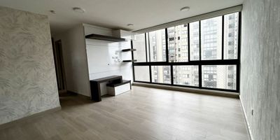 Apartamento en conjunto residencial con todas las comodidades, tiene un área de 86.46 m2, consta de sala, comedor, cocina integral con pantry, zona de labores, hall de alcobas con closet de lino, tres alcobas con closets, tres baños, edificio cuenta con vigilancia 24 horas, lobby, ascensor, cancha deportiva,  piscina, parque infantil, salón social, gym, terraza para reuniones, bbq, gym, un parqueadero cubierto, Ubicado en excelente sector de Barranquilla Barrio Altos de Riomar.