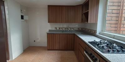 ¡Vive el lujo y la comodidad en el corazón de El Poblado! 
Descubre este impresionante apartamento de 100 m2 ubicado en el exclusivo sector de Santa María de los Ángeles, Medellín. Con 3 amplias alcobas, 2 closets y una cocina integral, este hogar te brindará el espacio y la funcionalidad que buscas.
Disfruta de los pisos en cerámica, el calentador, el shut de basuras y la zona de ropas, que harán de tu día a día una experiencia cómoda y eficiente. Además, cuenta con una luminosa sala-comedor perfecta para recibir a tus invitados.
La unidad cerrada, el ascensor y el parqueadero de visitantes te ofrecerán la seguridad y comodidad que mereces. ¡Y lo mejor de todo? Tendrás colegios, centros comerciales y transporte público a tu alcance!
¿Estás listo para vivir en el corazón de la exclusividad? ¡No esperes más y agenda tu visita hoy mismo!