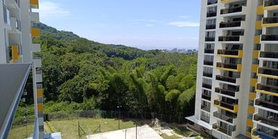 Moderno apartamento de 93 m² con vista panorámica a la ciudad, las montañas y el Jardín Botánico, ubicado en la última torre entregada por la constructora del exclusivo conjunto Foresta Campestre, sector Calambeo.

Cuenta con 3 habitaciones (principal con vestier y balcón), 2 baños de lujo, sala-comedor con amplio balcón, estudio con balcón independiente, y cocina integral abierta con isla iluminada, horno y calentador a gas. Dispone además de zona de ropas, parqueadero cubierto, depósito y ascensor.

El conjunto ofrece completas zonas sociales: piscinas climatizadas, jacuzzi, gimnasio, salón social, coworking, sala de cine, canchas deportivas, zona BBQ, acuaparque, senderos y amplias áreas verdes.

Ubicado en un sector tranquilo, seguro y de alta valorización, rodeado de naturaleza y cerca de parques y zonas de esparcimiento.

Estrato: 6
Administración: $288.500
Valor: $430.000.000 (negociable según forma de pago)