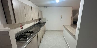 4 alcobas con closet, 3 baños, cocina integral, 2 patios, zona de ropas, piso en ceramica.

Cerca a supermercados, colegios, restaurantes,y transporte publico.

VIVIENDA: $ 3.500.000
COMERCIO: $ 4.500,000
