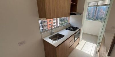  Acogedor apartamento en arriendo – 65 m², 2 alcobas, 2 baños, unidad cerrada

Disfruta de la comodidad y tranquilidad en este moderno apartamento de 65 metros cuadrados, con un diseño funcional y excelentes acabados.
Cuenta con 2 alcobas, la principal con baño privado, 2 baños completos, sala-comedor luminosa, cocina integral equipada, zona de ropas independiente y parqueadero privado.

Ubicado en una unidad cerrada con portería 24 horas, zonas comunes, ascensor, gimnasio, salón social, piscina y zonas verdes, ideal para disfrutar en familia o pareja.

 Excelente ubicación, cerca de transporte público, centros comerciales, supermercados y todo lo que necesitas a pocos minutos.

 Canon de arriendo: $2.800.000 mensuales

 ¡Vive con estilo, seguridad y confort! Agenda tu visita y conoce tu próximo hogar.