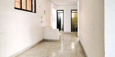 Te presentamos amplia casa local ubicada en el sector de El Chagualo. Esta propiedad cuenta con un área aproximada de 127 mts. En su interior encontrarás sala, comedor, cocina sencilla, cinco alcobas y tres baños. El piso es de cerámica.