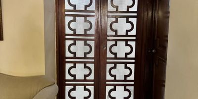 Amplia casa en venta en el barrio ANDALUCIA, Barranquilla, Atlántico, con 389 m² de área construida. Esta propiedad ofrece 3 habitaciones, 2 baños y 3 cómodos parqueaderos, brindando espacio y confort para toda la familia. Cuenta con servicio de vigilancia, añadiendo un plus de seguridad para sus residentes. Es una excelente opción de casa en Barranquilla, ideal para quienes buscan vivir en una zona residencial. Para conocer más detalles de esta casa en venta en ANDALUCIA, contáctenos vía WhatsApp, "Quiero que me contacten" o consulte nuestros teléfonos.