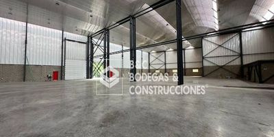 Bodega sobre la autopista Medellin-Bogota, en construccion, pisos reforzados, excelente altura, sentido bajando, energia trifasica, zona industrial, bodega disponible para arriendo y venta