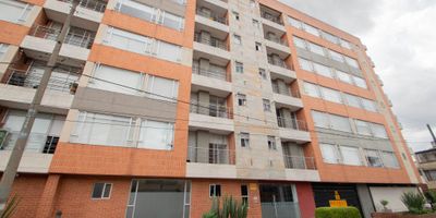 Venta de hermoso apartamento en San Miguel – excelente ubicación y vista exterior. Acogedor apartamento de 78 m² con espacios bien distribuidos y llenos de luz natural. Cuenta con 3 habitaciones, 1 estudio, 2 baños, sala-comedor con balcón vista exterior, cocina integral, zona de lavandería, 1 garaje y 1 depósito. Ubicado en un conjunto residencial con seguridad 24 h, zonas verdes, salón social y parque infantil. Cercano a vías principales, transporte, colegios y centros comerciales. Oportunidad única, listo para habitar. ¡Agenda tu visita hoy!