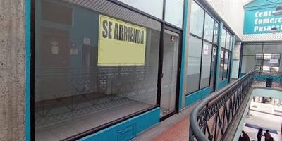 Local comercial ubicado en reconocido centro comercial de servicios, con excelente afluencia de público. Espacio amplio, iluminado y funcional, ideal para oficina, consultorio o punto de venta. Cuenta con fácil acceso, vigilancia diurna, baños comunes. ¡Perfecto para hacer crecer tu negocio en una zona estratégica! LUZ MARINA 