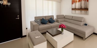 Casa es una excelente opción  ubicada en un conjunto la zona exclusiva de Villacampestre.

Está casa de 2 niveles cuenta en la primera planta  con: 
️Sala y antesala
️Comedor
Cocina integral abierta 
Baño social
Area de labores 
Habitación de servicio con baño interno.
Terraza interna y externa.
1 parqueadero interno

En la segunda planta cuenta con: 
3 habitaciones cada una con su baño interno. 
2 balcones tipo terraza.

Amenidades: 
Salón social
Piscina de adultos y niños

Está propiedad cuenta con 182mts2 construidos, libre de deuda, precio de venta $800.000.000.

 Vigilancia privada 24 horas. Excelente sector residencial en valorización.