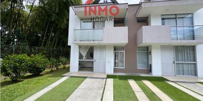 Casa Esquinera en Venta Dosquebradas | Conjunto Cerrado

InmoHogar presenta esta excelente oportunidad de vivienda en una zona altamente valorizada de Dosquebradas. Casa esquinera de dos niveles con 105 m² construidos, ubicada en conjunto cerrado con completas zonas sociales y urbanismo moderno, ideal para disfrutar de comodidad, seguridad y calidad de vida.

✅ Distribución del Primer Nivel


 
 Sala–comedor amplia con excelente iluminación natural
 
 
 Cocina integral equipada con muebles superior e inferior
 
 
 Mesón en granito
 
 
 Espacio para nevecon
 
 
 Zona de ropas con patio techado
 
 
 Patio adicional al aire libre
 
 
 Baño completo
 
 
 Espacio para san alejo/cuarto útil
 
 
 Habitación amplia con clóset
 


✅ Distribución del Segundo Nivel


 
 Sala de estar ideal para estudio u oficina
 
 
 Habitación auxiliar con baño completo
 
 
 Habitación principal con vestier, baño privado y balcón amplio
 


? Parqueaderos


 
 Dos parqueaderos 
 


? Características del Conjunto


 
 Piscina
 
 
 Zonas BBQ
 
 
 Gimnasio
 
 
 Cancha múltiple
 
 
 Salón social
 
 
 Parques infantiles
 
 
 Amplias zonas verdes
 
 
 Excelente urbanismo y seguridad
 


? Ubicación Estratégica

Se encuentra en un sector privilegiado que ofrece:


 
 Supermercado
 
 
 Droguería y farmacia
 
 
 Varias opciones de comida
 
 
 Fácil acceso a avenidas principales
 
 
 Transporte público cercano
 


Una excelente opción para familias que buscan confort, seguridad y valorización en uno de los sectores más apetecidos de Dosquebradas.

✨ DESCUBRE TU NUEVO HOGAR CON INMOHOGAR ✨
? ¿Te interesa conocer esta propiedad? Agenda tu visita ahora y recibe asesoría personalizada.

