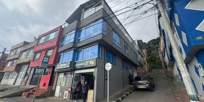 Se vende excelente inmueble de cuatro niveles en Santa Rita Oriental, ideal para vivienda o inversión. Cuenta con local comercial, baño y parqueadero en el primer nivel; apartamento con 3 habitaciones, baño, cocina integral y sala-comedor en el segundo; apartamento independiente con 3 habitaciones, 2 baños, cocina semi integral y sala-comedor en el tercero; y una amplia terraza cubierta con opción de zona BBQ en el cuarto nivel. Propiedad con excelente estado, ubicación estratégica y gran potencial de rentabilidad.