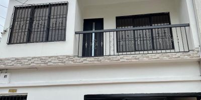 VENTA CASA MULTIFAMILIAR DE 3 PISOS INDEPENDIENTES 
Estrato 3
Área 417 metros
Precio $439.000.000 NEGOCIABLES
PAGO DE CONTADO

*PRIMER PISO: Garaje y acceso independiente a  segundo  piso,  sala  comedor,  cocina,  dos alcobas sencillas, baño, alcoba principal con baño, estar, oficios y dos patios.
 *SEGUNDO PISO :  Apto.  201:  Sala  comedor, cocina, tres alcobas, baño y oficios.   Apto. 202:  Sala  comedor,  balcón,  cocina,  dos alcobas, baño y oficios.  
*TERCER PISO  –  Apto.  301:  Sala  comedor, balcón, cocina, dos alcobas, baño y terraza cubierta.