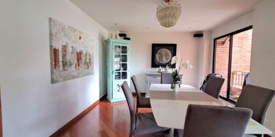 CHICO APARTAMENTO EN VENTA
Apartamento remodelado de 3 alcobas, cocina cerrada, alcoba y baño de servicio, baño social, comedor con balcón para el bbq, alcoba principal muy amplia con baño. Muy buena iluminación natural, vista verde desde todas las alcobas y zona social. Cuenta con 2 parqueaderos independientes y depósito. El edificio tiene portería 24H.
Pilar Fandiño Hoshino 310 tres cero seis cero nueve cuatro siete.