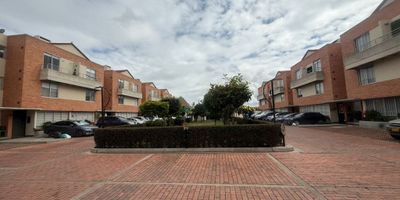 VC-¡Tu nuevo hogar en Chía te espera!
Ubicada en el exclusivo conjunto residencial Las Lunas, esta hermosa casa ofrece el equilibrio perfecto entre comodidad, diseño y ubicación.

Cuenta con 3 habitaciones llenas de luz natural, un acogedor estudio ideal para trabajar desde casa, cuarto útil, doble parqueadero y una moderna cocina integral abierta que se integra perfectamente con la zona social. Además, disfrutarás de una zona de ropas independiente con domo corredizo, práctica y funcional en todo momento.

Vive en un entorno tranquilo, seguro y rodeado de naturaleza, con fácil acceso a todo lo que necesitas en Chía.
¡Es momento de dar el siguiente paso agenda tu cita ya!