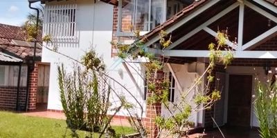 Hermosa casa grande y acogedora. Ubicada en un sector tranquilo y exclusivo. 