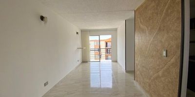 VENTA APARTAMENTO CON VISTA PANORÁMICA, VALLE DEL LILI, SUR DE CALI

Ideal para Primera Vivienda o Inversión de Alta Rentabilidad 

Ubicación Premium: Disfrute de la tranquilidad y la conveniencia de vivir en Valle del Lili, una de las zonas residenciales de mayor crecimiento y valorización del sur de Cali. Ubicación inmejorable cerca de puntos clave:

    Comercio: A pocos minutos de centros comerciales como Jardín Plaza y La 14.
    Salud: Proximidad a la Clínica Valle del Lili.
    Movilidad: Fácil acceso a transporte público y vías principales.
    Educación: Cercanía a reconocidos colegios y Universidades. 

Características del Inmueble:
    Área: 54.05 m²
    Piso: 5 (Sin ascensor)
    Distribución Inteligente:
        3 Habitaciones (Dos de ellas con clóset instalado).
        2 Baños
        Cocina integrada y funcional.
        Zona de oficios independiente.
    
Balcón con Vista Panorámica: Disfrute de un hermosa vista al exterior y apreciar cada instante.