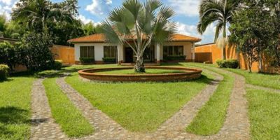 Ofrecemos en Condominio Campestre en Viterbo- Caldas, hermosa Casa de Trescientos Ochenta M2 en un lote de mil ciento sesenta M2
Disfrute en unión de sus seres queridos de luminosos amaneceres, acompañados con el melodioso canto de innumerables  pájaros, rodeado de un espectacular entorno natural.
Casa muy iluminada, con grandes ventanales de piso a techo en el área social y en las habitaciones, 
Tiene 6 habitaciones y cinco baños en total, incluida la habitación para personal de servicio
Zona social abierta, con espacio para un comedor hasta de 8 puestos, amplia sala con acceso al hall de alcobas, comedor auxiliar.
Cocina integral amplia y cómoda, con muchos espacios  para guardar, con horno y estufa a gas, isla con lavaplatos y gran despensa con sus entrepaños
 Zona húmeda para limpieza y lavado de ropas, con espacio para lavadora y secadora.
Junto a la sala hay una escalera que lleva a un mezanine, donde encontramos un salón multifuncional, en este área  existe la posibilidad de ampliación de la casa, se podría construir otra habitación con balcón
En la zona exterior encontramos:Corredores por los 4 lados de la casa 
En el patio hay kiosko, BBQ completo, terraza y baño completo y bodega.
Seguridad 24 horas. INFO: WATHSAPP -. TRES DIEZ OCHO CERO TRES SESENTA Y UNO DOCE