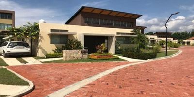 ADRIANA BLANCO ESPECTACULAR CASA VILLA EN VENTA (A PUERTA CERRADA )   CON TERRAZA ,UBICADO EN ANAPOIMA CERCA A  CARRETERA . CONJUNTO MUY BIEN HABITADO Y TRANQUILO CON ESPECTACULAR DISEÑO, CUENTA CON PISCINA Y ZONAS COMUNES  MODERNAS RODEADA DE NATURALEZA Y UN EXPECTACULAR CLIMA CALIDO  CON  VISTAS HACIA  LAS MONTAÑAS  Y SEGUIDAD 24/7 .CASA VILLA AMPLIA CON EXCELENTE DISTRIBUCIÓN E ILUMINACIÓN NATURAL, MUY FRESCO, CUENTA CON SALA-COMEDOR, TERRAZA, COCINA AMPLIA MUY MODERNA , 2 HABITACIONES AMPLIAS, 2 BAÑOS, 1 GARAJE PATIO DE ROPAS  CON LAVADORA  LA CASA VILLA  IDEAL PARA SU DESCANSO, RETIRO  Y  VIAJES EN FAMILIA  RODEADOS DE NATURALEZA CON LAS MEJORES VISTAS. ADRIANA BLANCO INMOBILIARIA