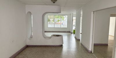 Casa Comercial o Residencial con un área construida de 203 m², Cuenta con cuatro habitaciones amplias y luminosas, cuatro baños espaciosos, cocina amplia, sala y comedor independientes, patio, terraza y zona de labores. Además, dispone de espacio para un vehículo; Ubicada en el barrio Porvenir, estrato 4, una zona reconocida por su excelente ubicación y entorno tranquilo.