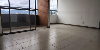 Codigo 28965. Apartamento en arriendo ubicado en Rionegro sector San NicolasCaracterísticas:• 2 habitaciones (principal con vestier y baño privado)• 2 baños completos• Salón-comedor amplio e iluminado• Cocina integral abierta con cubierta a gas, campana extractora y mesón en cuarztone• Zona de ropas independiente• Balcón con vista exterior• Parqueadero sencillo y cuarto útil• Red de gas y servicios públicos• Piso 6, torre 4Descripción:Apartamento para estrenar en San Nicolás, un proyecto moderno ubicado en el corazón de Rionegro, oriente antioqueño. Cuenta con 77 m² distribuidos en un solo nivel, con espacios funcionales, excelente iluminación y acabados de calidad.La habitación principal dispone de vestier y baño privado con cabina en vidrio templado; la habitación auxiliar incluye clóset y piso en cerámica. La cocina tipo americana se integra con el área social, equipada con mesón en cuarztone, cubierta a gas y campana.Entorno:Ubicado en el sector San Nicolás, cerca del Centro Comercial San Nicolás, Clínica Somer y Estadio Alberto Grisales. Sector residencial de alta valorización con fácil acceso a transporte público, supermercados, cafés y zonas de entretenimiento.Zonas comunes:Portería 24 horas, parque infantil, salón de juegos para niños, gimnasio, salón social, piscinas para adultos y niños, zona BBQ, zona de mascotas y parqueadero de visitantes.Nota:Apartamento nuevo, entrega inmediata. Canon mensual: $2.800.000.No se aceptan mascotas.Agenda tu visita con Grupo Santamaría y descubre tu nuevo hogar en Rionegro.