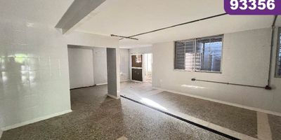 Casa local comercial de 1 nivel en arriendo, ubicada estratégicamente en el sector de El Prado al norte de la Ciudad de Barranquilla, sobre una de las vías comerciales mas importantes del norte, cerca de entidades financieras, entidades de salud, papelerías, almacenes de cadena, centros comerciales, almacenes de ropa y calzado. En la propiedad, se permiten gran cantidad de actividades comerciales y entre estas restaurantes, consultorios, laboratorios, almacenes y oficinas. La casa local cuenta con aproximadamente 755 m2 lote y 340 m2 construidos, baterías de baños para caballero y  dama, amplios salones para adecuar a la necesidad, patio, parqueadero interno y zona de parqueo externo.