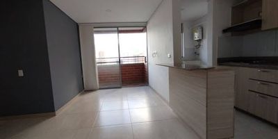 Código del inmueble 447 - 13429
Apartamento en Arriendo - Itagüí en el Sector de Ditaires
Este apartamento de aproximadamente 65 metros cuadrados ofrece un diseño cómodo y funcional. Cuenta con 2 alcobas, 2 baños, sala comedor iluminada, cocina integral moderna, zona de ropas independiente, balcón con vista agradable, estudio ideal para trabajo remoto, 2 clósets. Además, dispone de parqueadero privado y un cuarto útil para mayor almacenamiento.
Se encuentra ubicado en una unidad cerrada que ofrece portería 24 horas, piscina para adultos y niños, salón social, juegos infantiles, zonas verdes, cancha múltiple, ascensor y shut de basuras. Su ubicación estratégica permite fácil acceso a rutas de buses integradas al metro, cerca al estadio de Ditaires, además de cercanía a supermercados, centros comerciales y otros servicios esenciales. 