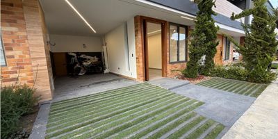 se renta hermosa casa en la ceja con un area de 150m2 con sala comedor,cocina integral con isla, zoande ropas,2 baños sociales, 3 habitaciones,2 closet,un vestier y un baño priavdo cuenta con acabados de lujo y domotizada cuenta con parqueadero cubierto a tan solo 2 minutos del viva la ceja cuenta con vigilancia 24/7.

asesor: Juan Hernandez

celular: 3006663289

codigo wasi: 9575105
