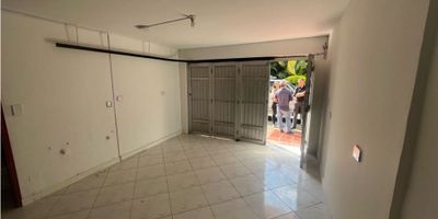 ARRIENDO LOCAL ENVIGADO ANDALUCIA Ideal para oficinas o prestación de servicios con 2 alcobas, Star, 3 baños más ducha, piso en porcelanato, salagarage, cocina integral mixta, 2 closet, cerca del éxito vecino COD 9581250
