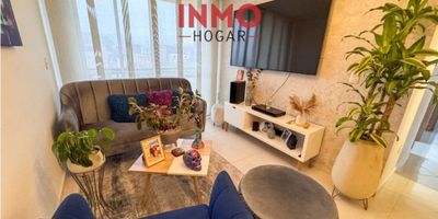 Apartamento en Venta – Santa Rosa de Cabal

InmoHogar presenta este moderno apartamento de 58 m² ubicado en un conjunto residencial de alta valorización, ideal para quienes buscan comodidad, seguridad y una excelente ubicación sobre la Autopista del Café.

✨ Distribución interior:


 
 Tres habitaciones, todas con clóset
 
 
 Sala–comedor con excelente iluminación natural
 
 
 Cocina con acabados modernos
 
 
 Zona de ropas independiente
 
 
 Baños con separadores de ducha
 
 
 Balcón amplio con vista agradable
 
 
 Parqueadero privado
 


? Acabados de calidad que otorgan elegancia, funcionalidad y confort en cada espacio.

? Amenidades del conjunto residencial:


 
 Seguridad 24/7 y acceso controlado
 
 
 Cuatro canchas deportivas para diversas disciplinas
 
 
 Zona BBQ perfecta para compartir en familia y con amigos
 
 
 Próximamente: piscina olímpica, elevando el nivel de exclusividad y recreación
 


? Ubicación estratégica:
Situado sobre la Autopista del Café, con acceso inmediato a vías principales, transporte público, supermercados y zonas comerciales, garantizando fácil movilidad y calidad de vida.

Este apartamento destaca por su distribución inteligente, acabados modernos y ubicación privilegiada en una de las zonas con mayor valorización de Santa Rosa de Cabal.

? Agenda tu visita y descubre todo lo que este inmueble tiene para ofrecer.
✨ DESCUBRE TU NUEVO HOGAR CON INMOHOGAR ✨
