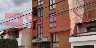 LA PROPIEDAD CUENTA CON RED DE GAS, 2 NIVELES, CITOFONO, SALA, SALA COMEDOR, HALL, 5 CLOSET, COCINA INTEGRAL, ALACENAS, EXTRACTOR, 2 PATIOS, TERRAZA, PISO EN CERAMICA, BAÑOS CON ESPEJOS Y CAJONERA, LAVAMANOS EMPOTRADO EN MARMOL, 2 BAÑOS CABINADOS EN VIDRIO TEMPLADO, 2 CLOSET TIPO VESTIER, MESON DE COCINA EN MARMOL NEGRO, LAMPARAS DECORATIVAS, LICORERA EN VIDRIO, DESPENSA EN ZONA DE ROPAS, ACABADOS EN YESO, CHIMENEA DECORATIVA, BARRA DECORATIVA EN MADERA, DESPENSA EN ZONA DE ROPAS, JACUZZI EN LA HABITACIÓN PRINCIPAL.  
INMUEBLE SUJETO A VERIFICACIÓN DE DISPONIBILIDAD.