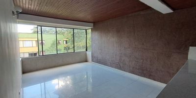Apartamento en arriendo o venta en Belén La Mota, ubicado en un conjunto residencial rodeado de naturaleza, ideal para quienes buscan tranquilidad, comodidad y una excelente ubicación en el occidente de Medellín.Con un área de 90 metros cuadrados, este apartamento en quinto piso sin ascensor ofrece espacios amplios y bien distribuidos. Cuenta con una acogedora sala comedor, cocina integral con red de gas y calentador, zona de ropas, cuarto del servicio  y un práctico mezanine que puede adaptarse como estudio o área de descanso.Dispone de tres habitaciones, tres baños completos y parqueadero privado. El conjunto ofrece vigilancia las 24 horas, parqueadero para visitantes, shut de basuras, zonas verdes, gimnasio al aire libre y parque infantil, brindando un entorno seguro y familiar.Su ubicación es estratégica, con conexión directa a la avenida 80, a pocos metros del Mall La Mota, la Clínica Las Américas y el centro comercial Arkadia. Además, se encuentra a solo cinco minutos de la pista