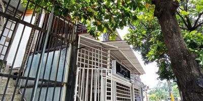 Este acogedor apartamento en alquiler, ubicado en el barrio Ciudad Modelo, te ofrece un ambiente cómodo y práctico para tu día a día. Ubicado en un segundo piso, consta de una amplia sala comedor que conecta con un balcón ideal para disfrutar del aire fresco. La cocina es sencilla, un estar de TV, baño social, tres habitaciones, hall de alcobas conecta los diferentes ambientes del hogar,.
Además, cuenta con un patio que incluye una zona de oficios con lavadero y punto para lavadora. Los servicios son compartidos, lo que facilita el manejo de las facturas.
Su excelente ubicación, sobre la Carrera 39 con Simón Bolívar, te garantiza acceso rápido al transporte público. A su alrededor, encontrarás La Sijín, supermercados, restaurantes y un sector comercial variado, que cubre todas tus necesidades. Ubicado en el suroriente de la ciudad, este apartamento ofrece una combinación perfecta de tranquilidad y conveniencia. ¡No dejes pasar esta oportunidad y agenda tu visita hoy mismo!